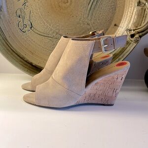 New without a box Nine West suede wedges, Size 10